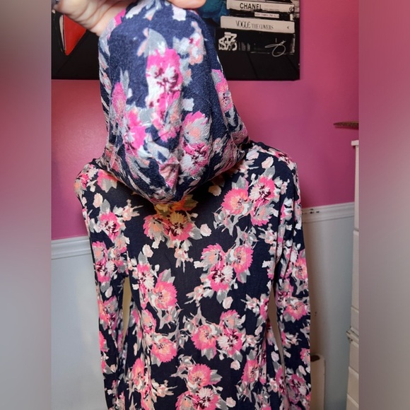 Floral V-Neck Long Sleeve Top - Picture 4 of 8